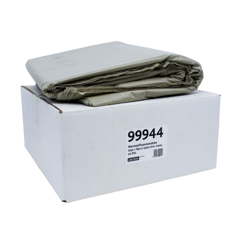 Μια καθαρά διπλωμένη πράσινη μουσαμάς, ανθεκτική στο σκίσιμο και επαναχρησιμοποιήσιμη, βρίσκεται πάνω σε ένα λευκό ορθογώνιο κουτί. Στο κουτί υπάρχει μια ετικέτα με την επιγραφή «DEISS Wertstoffsammelsack Typ-100, 99944, 2500 Liter – 2500 Liter | Karton (20 Säck)» και ένα επιπλέον κείμενο με πληροφορίες για το μέγεθος και το βάρος του περιεχομένου.