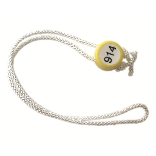 Der Novocal Verschlussknebel für Wäschenetze ist eine weiße geflochtene Kordel mit einem runden gelben Anhänger mit der Aufschrift "914" in schwarz auf weiß - ideal für Wäschereien und zur Kennzeichnung von Wäschenetzen. Verkauft als 1 Stück pro Packung.