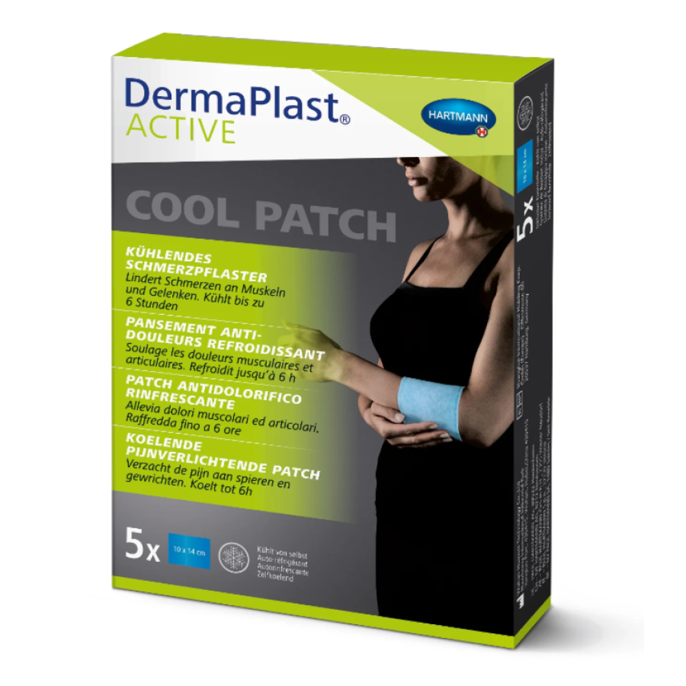 Μια συσκευασία DermaPlast® ACTIVE Cool Patch αυτοψυχόμενου επιθέματος ψύξης (10 x 14 cm, 1 τεμάχιο) της Paul Hartmann AG για ανακούφιση από τον πόνο, δείχνει μια γυναίκα που κολλάει το μπλε επίθεμα στο αντιβράχιο της. Πολύγλωσση συσκευασία.