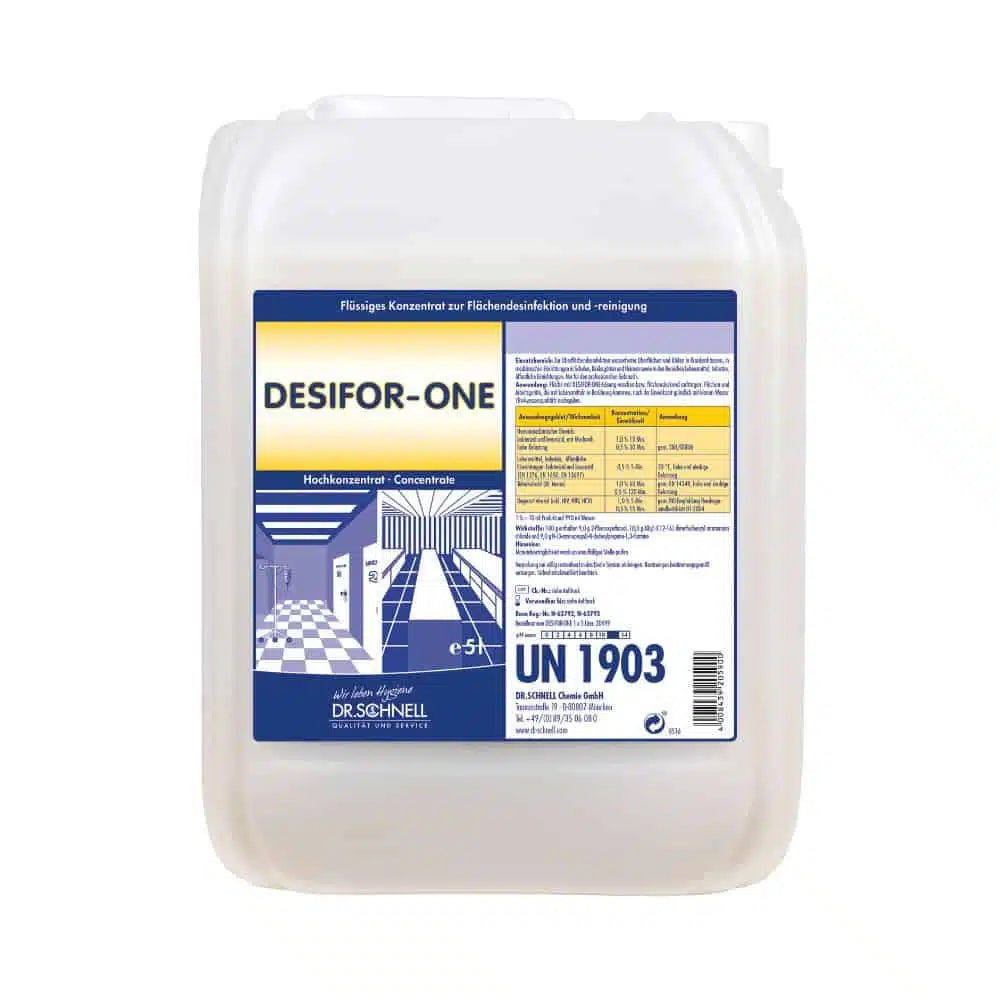 Ένα δοχείο 5L DR.SCHNELL GmbH & Co. KGaA με την επιγραφή "Dr. Schnell Desifor-One απολύμανση επιφανειών, περιορισμένης ιοκτόνου δράσης PLUS", με πληροφορίες ασφαλείας στα γερμανικά, μπλε/λευκά/κίτρινα μπλοκ και ένα γραφικό δαπέδου με πλακάκια στην ετικέτα μπροστά.
