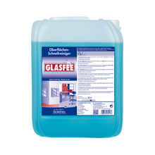 Ein blauer 10-Liter-Behälter mit Dr. Schnell GlasFee Glasreiniger von DR.SCHNELL GmbH & Co. KGaA, ideal für die Oberflächenreinigung. Das Etikett auf der Vorderseite enthält Anweisungen und Produktdetails und zeigt ein Bild makelloser Oberflächen wie eines Büroschreibtischs und Glaswände.
