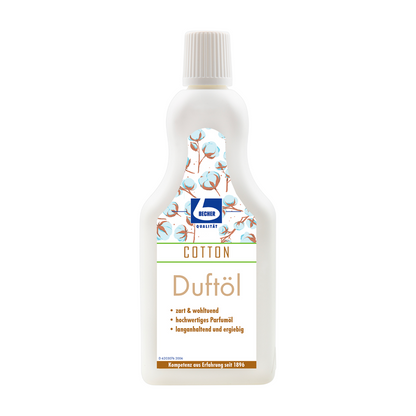 Ένα μπουκάλι μαλακτικού Dr. Becher αρωματικό έλαιο με ετικέτες σε μπλε και πράσινο, που τονίζουν χαρακτηριστικά όπως «ασφαλές για μαλλί» και «μακράς διάρκειας άρωμα». Η συσκευασία είναι λευκή.