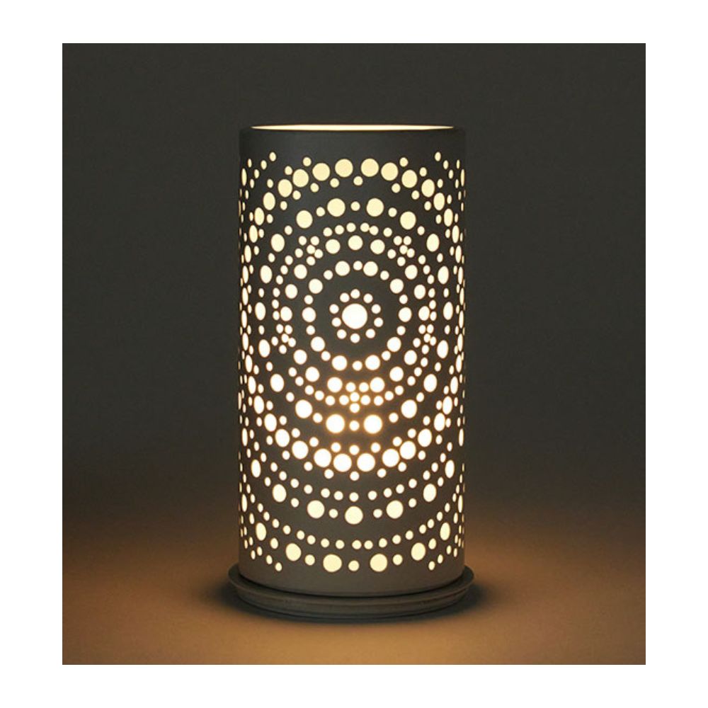 Η μεταλλική βάση κεριών Billy της Duni GmbH είναι μια κυλινδρική επιτραπέζια λάμπα (140 x 75 mm) σε μοντέρνο σχέδιο με κυκλικές διατρήσεις, που δημιουργούν ένα διακοσμητικό, συμμετρικό φωτεινό αποτέλεσμα, παρόμοιο με τη λάμψη του ομώνυμου προϊόντος.