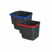 Δύο πλαστικοί κάδοι Arcora Ecoblack Μαύροι 20 λίτρων από την Arcora International GmbH, ο ένας με μπλε και ο άλλος με κόκκινη λαβή, απεικονίζονται δίπλα-δίπλα σε λευκό φόντο και δείχνουν τον κομψό τους σχεδιασμό για οργανωμένη αποθήκευση.