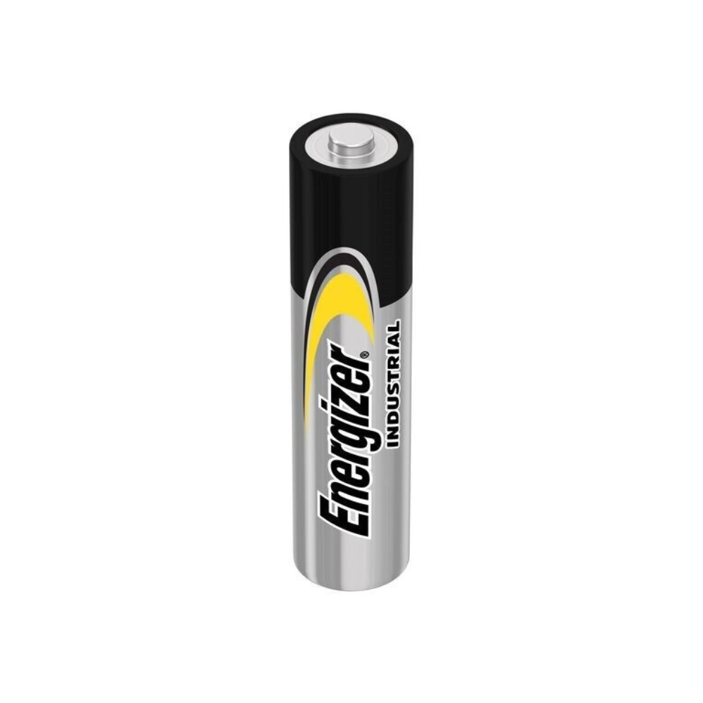 Μια μεμονωμένη Energizer Industrial Alkaline EN92 LR03 AAA Micro από μια συσκευασία (10 τεμαχίων) της Energizer Deutschland GmbH στέκεται όρθια. Έχει ένα σχέδιο μαύρο-ασημί-κίτρινο, με την επωνυμία «Energizer» και τη λέξη «Industrial» κάθετα στο πλάι. Η επάνω σύνδεση 1,5 βολτ της μπαταρίας είναι ορατή.