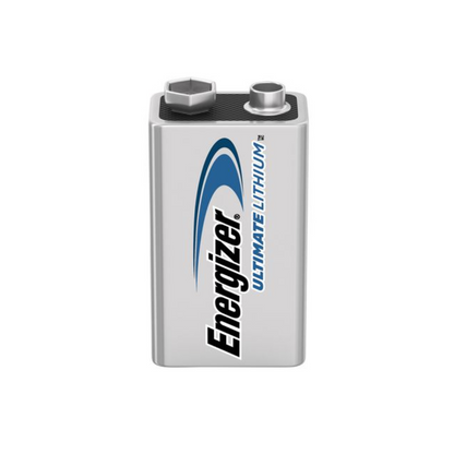 Μια κοντινή λήψη μιας μπαταρίας Energizer Ultimate Lithium E-Block 9V L522 | Συσκευασία (10 τεμάχια) από την Energizer Deutschland GmbH. Η μπαταρία είναι ασημί με μαύρο και μπλε κείμενο και ενσαρκώνει μια μακράς διάρκειας πηγή ενέργειας. Η κορυφή της μπαταρίας έχει δύο συνδέσεις, μία στρογγυλή και μία εξαγωνική.