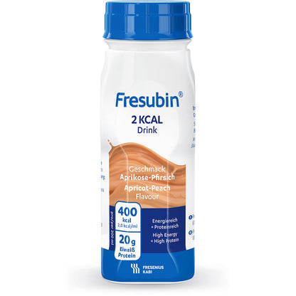Eine 200ml Flasche Fresubin 2 kcal Drink von Fresenius Kabi Deutschland GmbH in der Geschmacksrichtung Aprikose-Pfirsich, mit 400 kcal und 20g Eiweiß pro Flasche. Die weiße Flasche hat einen blauen Verschluss und orangefarbene Etikettenakzente. Nährwertangaben mit hohem Energie- und Proteingehalt.