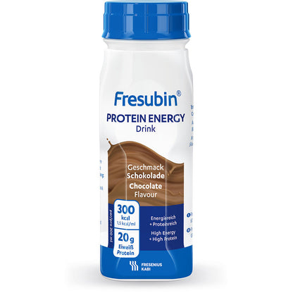 Ein 200 ml Fresubin Protein Energy Drink der Fresenius Kabi Deutschland GmbH in der Geschmacksrichtung Schokolade liefert 300 kcal und 20 g Eiweiß pro Portion. Die meist weiße Flasche ist mit blauen Akzenten und einer braunen Swirl-Grafik versehen.