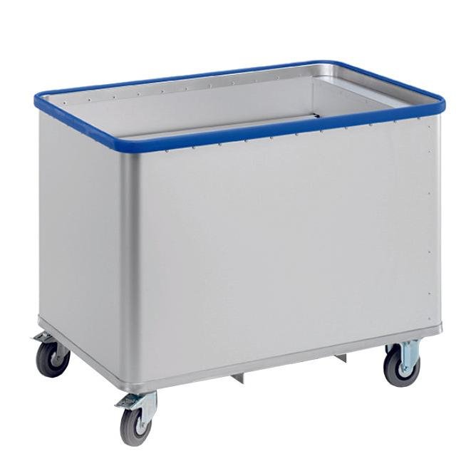 Το Novocal Federbodenwagen - χωρίς χρήση | Συσκευασία (1 τεμάχιο) από Novocal είναι ένα μεγάλο γκρι καρότσι με τέσσερις περιστρεφόμενες ρόδες και μπλε προστατευτικό χείλος, ιδανικό για αποδοτική αποθήκευση και μεταφορά προϊόντων σε βιομηχανικό περιβάλλον.