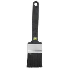 Die ESD FLACHPINSEL, NYL. 6.0 SCHWARZ ø0,30MM WEICH von Haug Bürsten KG hat einen schwarzen Griff mit Aufhängeloch, eine flache Silberzwinge und weiche schwarze Borsten - ideal für die Elektronikreinigung - auf weißem Hintergrund.