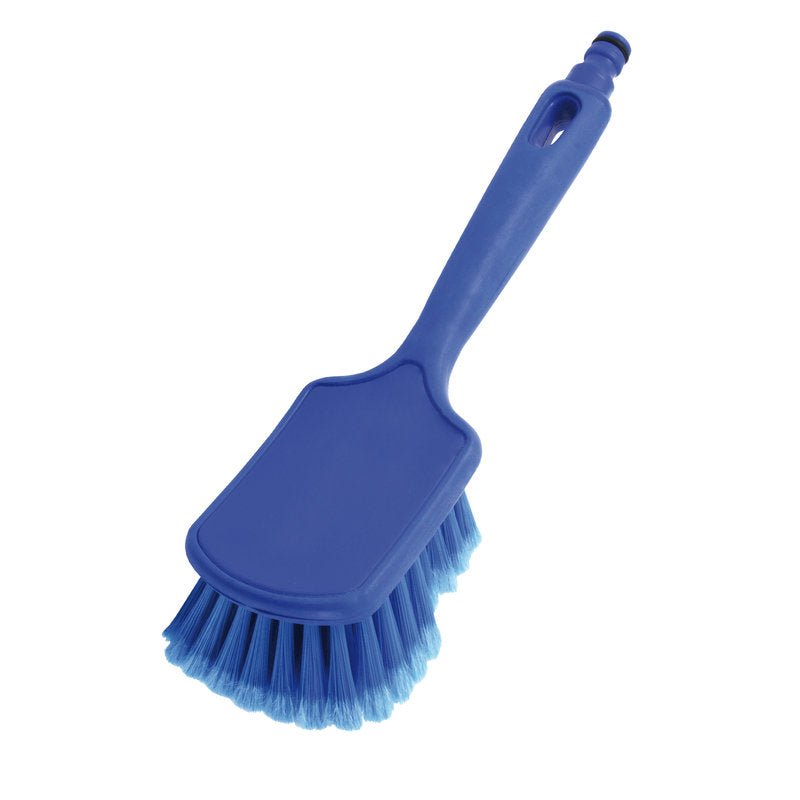 Η Haug Bürsten KG ΣΚΟΥΠΑ ΜΕ ΚΟΝΤΗ ΛΑΒΗ, ΔΙΟΔΟΣ ΝΕΡΟΥ, PBT ΜΠΛΕ έχει σκληρές μπλε τρίχες PBT, ορθογώνιο κεφάλι, κοντή λαβή με τρύπα για κρέμασμα και απεικονίζεται σε λευκό φόντο.