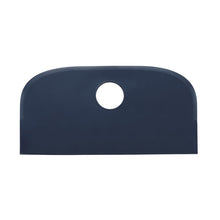 Eine rechteckige, dunkelblaue Spülenabdeckung mit abgerundeten oberen Ecken und einem mittigen, runden Ausschnitt passt perfekt zur METDEC PREM. SCHABER GROß, PP, FLEXIBEL, BLAU, 230X118MM von Haug Bürsten KG für eine effiziente Reinigung.