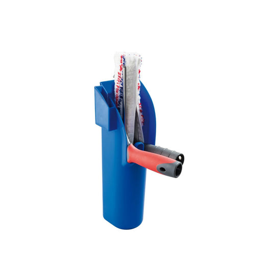 Der blaue Kunststoffbehälter zum Einhängen (115x100x325 mm) von Haug Bürsten KG enthält einen Fensterabzieher mit grauem/rotem Griff und einen Fensterwischer mit weißem Mikrofaserbezug.