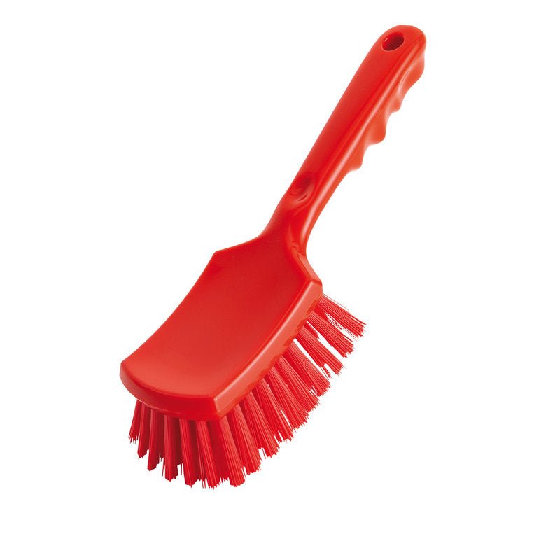 Η Haug Bürsten KG ΣΚΟΥΠΑ ΜΕ ΚΟΝΤΑΡΙ, ø 0,50MM ΣΚΛΗΡΗ (260x72x35mm), διαθέτει κόκκινη πλαστική λαβή και ανθεκτικές τρίχες, που απεικονίζονται σε λευκό φόντο.