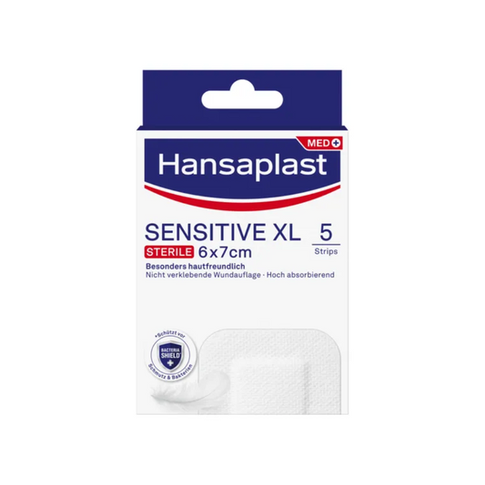 Eine Packung Hansaplast Sensitive Wundverband der Beiersdorf AG, Größe 6 x 7 cm, enthält 5 sterile Pflaster, beschriftet in einer blau-weißen Verpackung mit einem deutschen Text, der die Bedeutung „sanft“ betont.