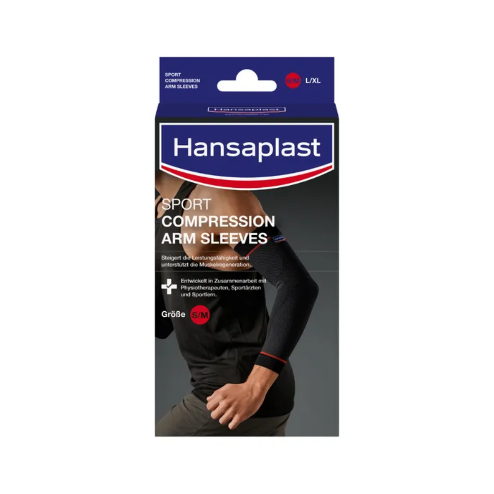 Στη συσκευασία των Hansaplast Sport Compression Arm Sleeves μέγεθος S/M της Beiersdorf AG απεικονίζεται ένα άτομο με ένα μαύρο μανίκι σε σκοτεινό φόντο. Το προϊόν υπόσχεται υποστήριξη της μυϊκής απόδοσης και βελτιωμένη κυκλοφορία για βελτιωμένη μυϊκή ανάκαμψη.