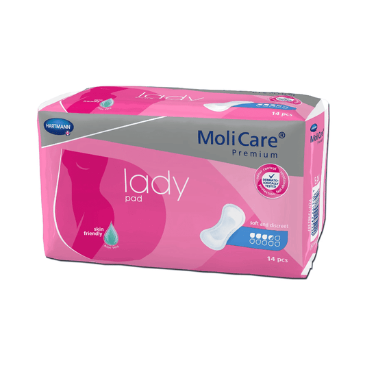 Eine Packung Hartmann MoliCare® Premium Lady Pad Einlagen wird ausgestellt. Die Verpackung ist rosa mit violettem und weißem Design und zeigt den Produktnamen und das Markenlogo. Die Packung enthält 14 Pads, ideal für leichte Blasenschwäche, und hebt hervor, dass das Produkt hautfreundlich, weich und diskret ist.