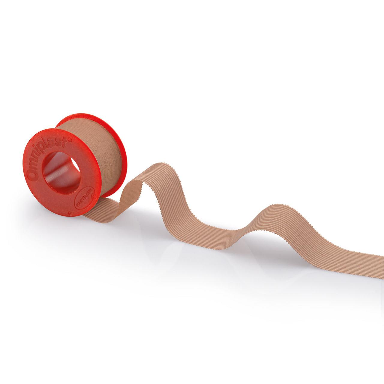 Ένας ρόλος μπεζ ταινίας Hartmann Omniplast® με έναν κόκκινο διανομέα με την επιγραφή «Paul Hartmann AG» σε λευκό φόντο. Η ταινία κυματίζει προς τη δεξιά πλευρά του διανομέα.