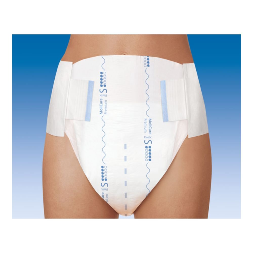 Ένα άτομο που φοράει το Hartmann MoliCare® Premium Elastic, 6 σταγόνες – μέγεθος S-XL της Paul Hartmann AG, στέκεται μπροστά από φόντο με χρωματική διαβάθμιση. Φαίνεται μόνο το κάτω μέρος του άνω κορμού. Η πάνα, η οποία έχει σχεδιαστεί για ακράτεια ούρων και κοπράνων, διαθέτει ρυθμιζόμενες πλευρικές λωρίδες και μπλε ενδείξεις σχεδίου.