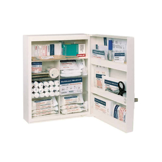 Ο ντουλάπας πρώτων βοηθειών FAMULUS της Holthaus Medical GmbH & Co. KG, χωρίς περιεχόμενο, είναι ένας ανοιχτός, ευρύχωρος ντουλάπας πρώτων βοηθειών με πολλά ράφια, τα οποία μπορούν να εξοπλιστούν με διάφορα ιατρικά είδη, όπως επιδέσμους, ρολά γάζας, μάσκα CPR, αντισηπτικά μαντηλάκια και αυτοκόλλητα επιθέματα. Η σαφής διάταξή του εξασφαλίζει εύκολη αναγνώριση και πρόσβαση σε περίπτωση έκτακτης ανάγκης. Για γρήγορη αναγνώριση, στην πόρτα υπάρχει τοποθετημένο ευδιάκριτο σήμα πρώτων βοηθειών.