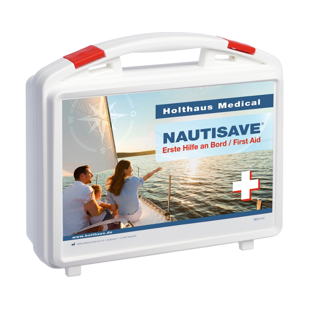 Ένα λευκό κουτί πρώτων βοηθειών Holthaus Nautisave® με κόκκινες λεπτομέρειες, με την επιγραφή «Holthaus Medical NAUTISAVE Erste Hilfe an Bord / First Aid». Η μπροστινή πλευρά του σακιδίου δείχνει μια εικόνα δύο ατόμων σε ένα ιστιοπλοϊκό σκάφος κατά το ηλιοβασίλεμα και είναι επομένως ιδανικό για θαλάσσια περιβάλλοντα.
