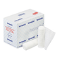 Ένα κουτί Holthaus Temedia® Wirkbinde, 10 cm x 4 m | Συσκευασία (20 τεμάχια) από την Holthaus Medical GmbH & Co. KG εκτίθεται, με το όνομα του προϊόντος και τις λεπτομέρειες στη συσκευασία ορατές. Δίπλα βρίσκονται δύο τυλιγμένοι ελαστικοί επίδεσμοι και ένα ξεδιπλωμένο κομμάτι γάζας. Η συσκευασία είναι σχεδιασμένη σε μπλε-λευκό, με κόκκινο κείμενο που αναφέρει τις ιατρικές προδιαγραφές του προϊόντος.