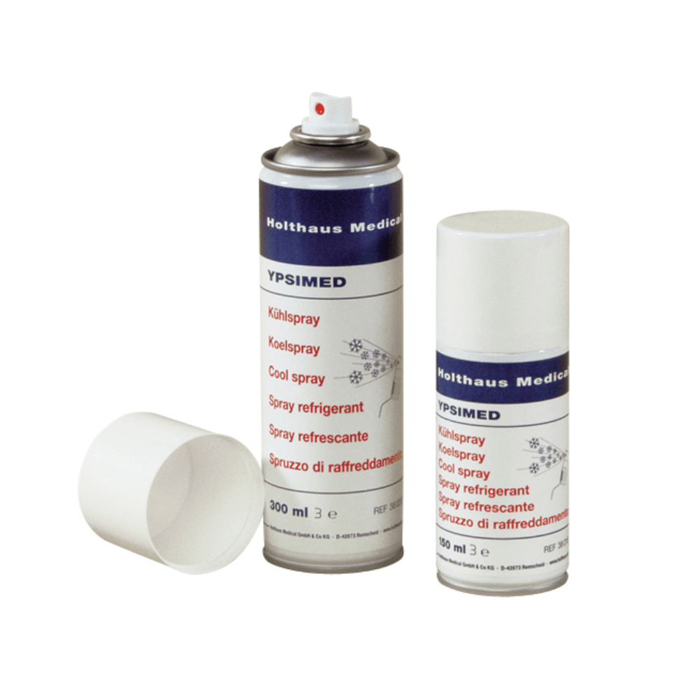 Δύο κουτιά σπρέι ψύξης με τη μάρκα «Holthaus Medical GmbH & Co. KG». Το αριστερό κουτί είναι ανοιχτό και χωρίς καπάκι, το δεξί κουτί είναι κλειστό και με καπάκι. Οι ετικέτες είναι πολυγλωσσικές και δείχνουν ποσότητες πλήρωσης 300 ml και 150 ml αντίστοιχα - ιδανικό για καταστάσεις πρώτων βοηθειών, όπου το σπρέι ψύξης Holthaus Ypsimed πρέπει να εφαρμοστεί γρήγορα.
