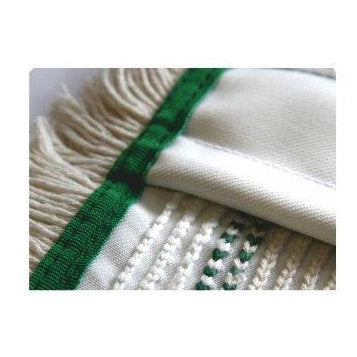 Κοντινή λήψη του Arcora Hospital Quattro Mopp από την Arcora International GmbH - λευκό ύφασμα με πράσινες λωρίδες, περίπλοκες ραφές και ξέφτια στις άκρες, σχεδιασμένο για επαγγελματικό καθαρισμό στον τομέα της υγείας.