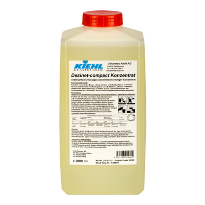 Ein rechteckiger 2-Liter-Kunststoffbehälter mit roter Kappe und weißem Etikett zeigt die Marke Johannes Kiehl KG und die Produktangaben für Kiehl Desinet-compact Konzentrat, ein aldehydfreies flüssiges Desinfektionsreiniger-Konzentrat in deutscher Sprache.