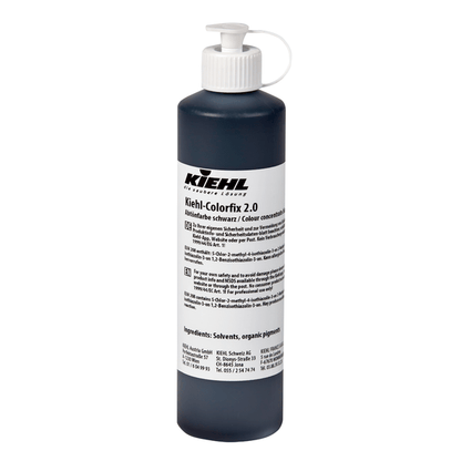 Το Johannes Kiehl KG Kiehl-Colorfix 2.0 Farbkonzentrat σε ένα πλαστικό μπουκάλι με αντλία και λευκή ετικέτα με μαύρη και γκρι γραφή περιέχει σκούρο υγρό για μακροχρόνια αποτελέσματα χρώματος.