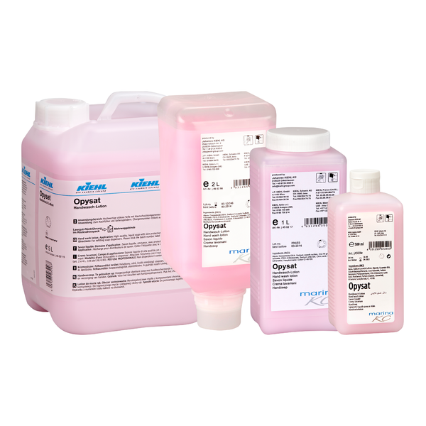 Vier Gebinde der Kiehl Opysat Handwasch-Lotion der Johannes Kiehl KG (1-5L) mit weißem Verschluss und detaillierten Etiketten bieten eine pH-neutrale, schonende Handreinigung. Der Markenname "Kiehl" ist auf jedem Gebinde deutlich zu erkennen.