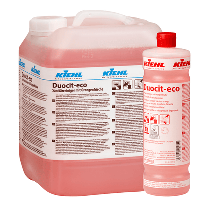 Δύο δοχεία της Johannes Kiehl KG Kiehl Duocit-eco Sanitärreiniger mit Orangenfrische, ένα μεγάλο και ένα μικρό, είναι γεμάτα με κόκκινο υγρό και έχουν λευκές ετικέτες και κόκκινα καπάκια - ιδανικά για φιλικό προς το περιβάλλον καθαρισμό.