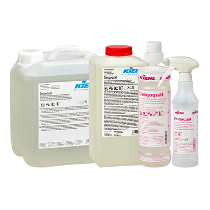 Τέσσερα δοχεία με Kiehl Desgoquat Απολυμαντικό καθαριστικό υγρό συμπύκνωμα χωρίς αλδεΰδη της Johannes Kiehl KG σε διάφορα μεγέθη, συμπεριλαμβανομένων μεγάλων κανάτων, ενός μπουκαλιού με κόκκινο καπάκι και ενός μπουκαλιού ψεκασμού - όλα με ευδιάκριτες ετικέτες.