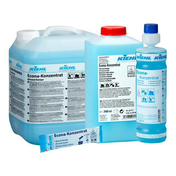 Απεικονίζονται τέσσερα δοχεία του Kiehl Econa-Konzentrat Allround-Reiniger της Johannes Kiehl KG σε διάφορα μεγέθη: μια μεγάλη κανάτα, μεσαία και μικρά μπουκάλια καθώς και μια σακούλα μιας χρήσης, όλα με λευκές-μπλε ετικέτες.
