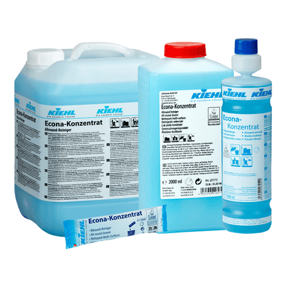 Απεικονίζονται τέσσερα δοχεία του Kiehl Econa-Konzentrat Allround-Reiniger της Johannes Kiehl KG σε διάφορα μεγέθη: μια μεγάλη κανάτα, μεσαία και μικρά μπουκάλια καθώς και μια σακούλα μιας χρήσης, όλα με λευκές-μπλε ετικέτες.