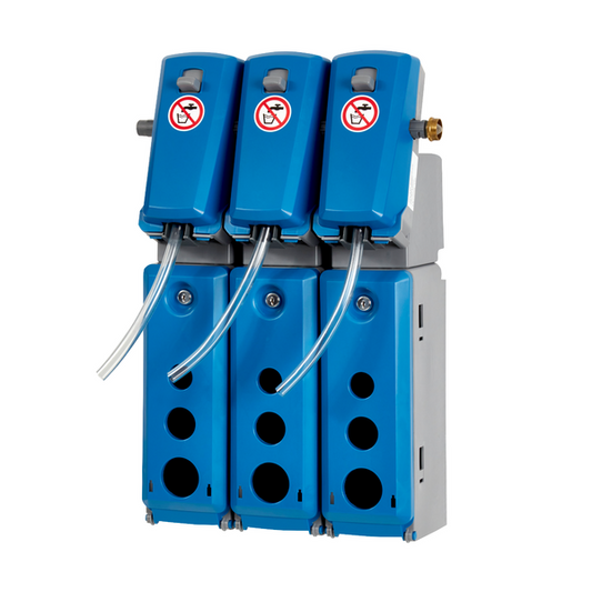 Drei Kiehl DosiStation 3P-4 L Multidosiergeräte der Johannes Kiehl KG, wandhängend für die Flaschenbefüllung, mit jeweils drei Dosierabschnitten für unterschiedliche Produkte und transparenten Schläuchen, sind auf der Vorderseite mit einem Warnschild "Kein Zugriff" versehen.