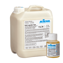 Μια φιάλη 5L Kiehl-Legnodur-Titan με Kiehl-Durator Seidenmatte 2-Komponenten-Permanentbeschichtung (Johannes Kiehl KG) και μια φιάλη 100ml απεικονίζονται μπροστά σε λευκό φόντο.