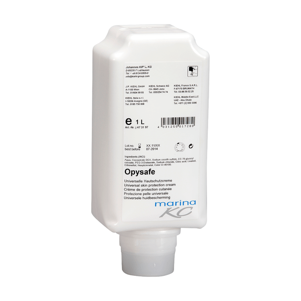 Ένα λευκό πλαστικό μπουκάλι 1 λίτρου Kiehl Opysafe Καθολική λοσιόν προστασίας δέρματος της Johannes Kiehl KG, με λεπτομερή επωνυμία στην ετικέτα και ένα ακροφύσιο στο κάτω μέρος για εύκολη αφαίρεση.