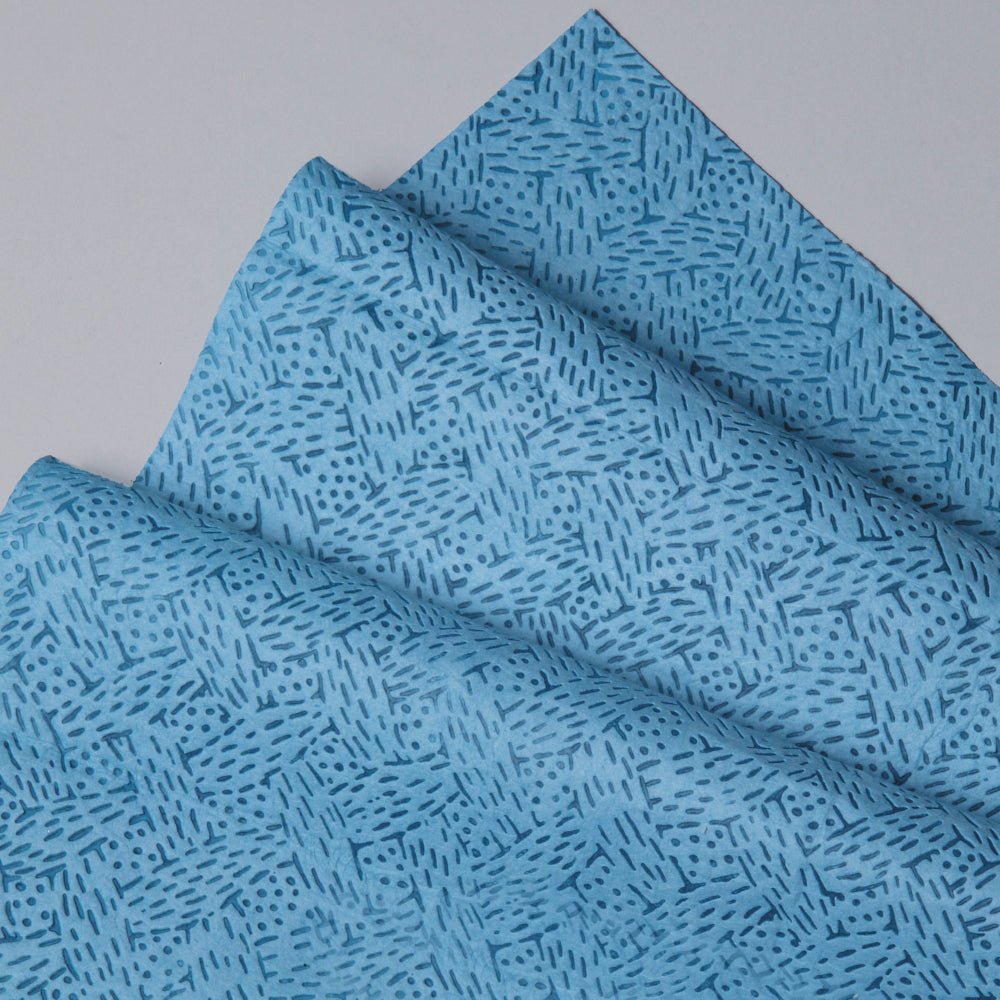 Μια κοντινή λήψη του μπλε ρολού Kimtech® Prozeßwischtücher της Kimberly-Clark GmbH, που δείχνει ένα γεωμετρικό μοτίβο. Ένα ρολό με 500 φύλλα βρίσκεται σε μια λεία, ανοιχτό γκρι επιφάνεια - ιδανικό για βιομηχανικό καθαρισμό.