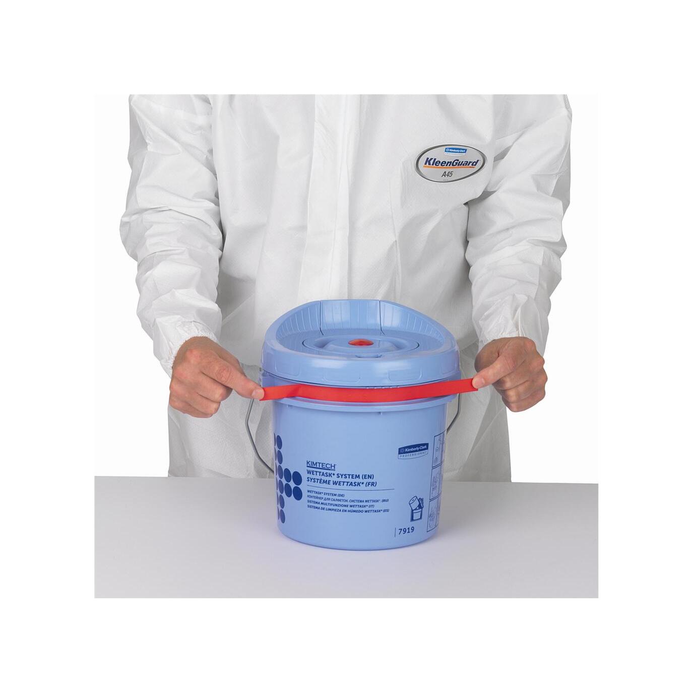 Eine Person in einem weißen KleenGuard-Anzug hält einen blauen Kimberly-Clark GmbH Kimtech® Wettask™ Rollen Wischtuch Spendereimer (Reinigungseimer) mit einem roten Griff auf einer weißen Fläche.