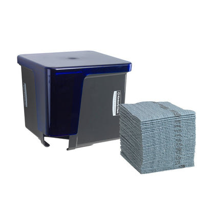 Ένας γκρι διανομέας πανιών Kimberly-Clark Professional™ της Kimberly-Clark GmbH βρίσκεται δίπλα σε μια καθαρή στοίβα διπλωμένων σε τέταρτα πανιών, που επιτρέπουν υγιεινή αφαίρεση. Και τα δύο στοιχεία είναι τοποθετημένα μπροστά από ένα απλό λευκό φόντο.