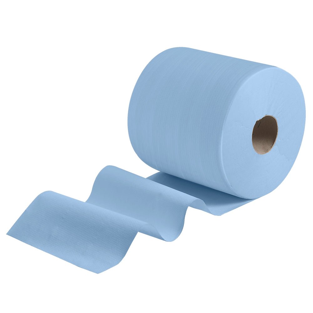 Ένα μεγάλο WypAll® X80 PowerClean ρολό (31,00 cm x 31,50 cm) από την Kimberly-Clark GmbH είναι ελαφρώς ξετυλιγμένο και δείχνει αρκετά ανοιχτόχρωμα μπλε φύλλα με χαρτονένιο πυρήνα μπροστά από ένα απλό λευκό φόντο, ιδανικό ως πανί καθαρισμού για επαγγελματική χρήση.