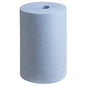 Ένας μπλε κύλινδρος WypAll® X60 General Clean Central Dispensing (1 x 150 φύλλα) της Kimberly-Clark GmbH στέκεται όρθιος μπροστά από ένα απλό λευκό φόντο.