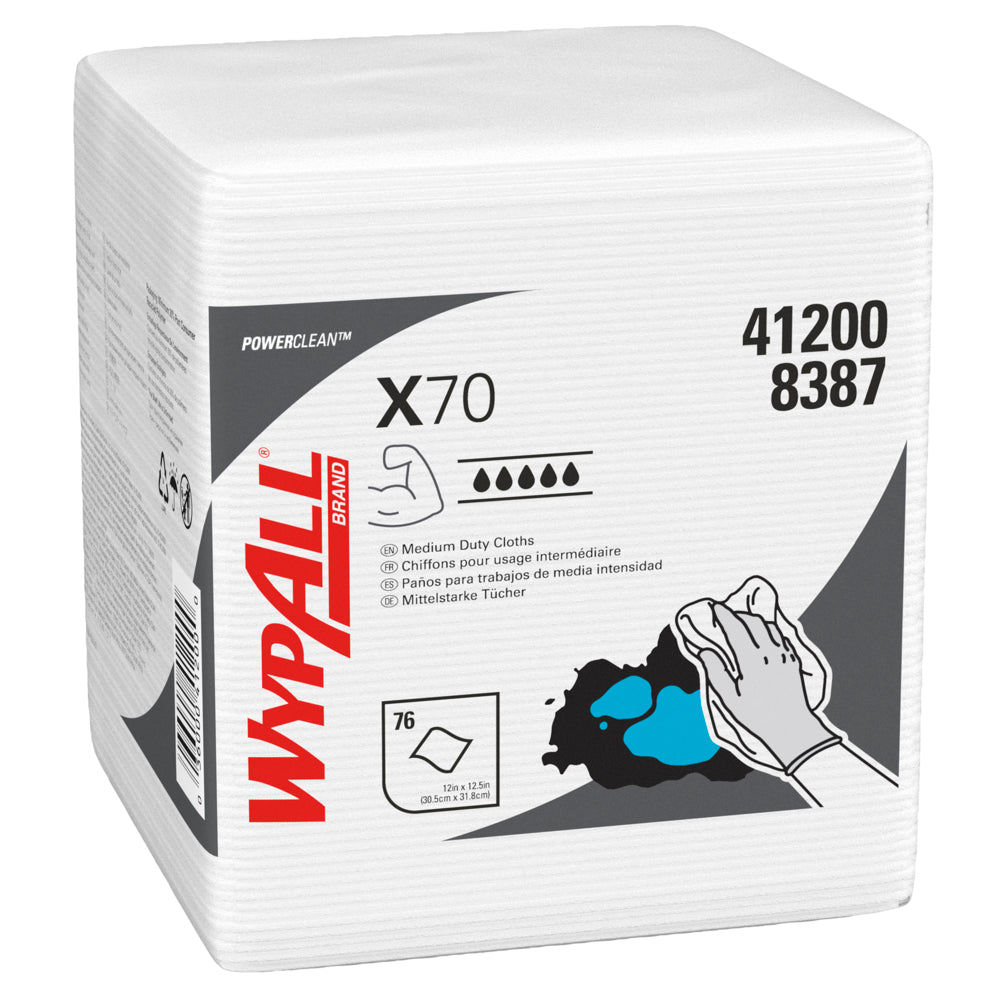 Μια στοίβα από WypAll® X70 PowerClean καθαριστικά πανιά, διπλωμένα σε τέταρτα, από την Kimberly-Clark GmbH, σε λευκή συσκευασία με μαύρη και κόκκινη εκτύπωση καθώς και οδηγίες χρήσης και εικονογραφήσεις καθαρισμού.