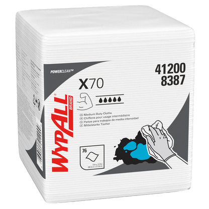 Μια στοίβα από WypAll® X70 PowerClean καθαριστικά πανιά, διπλωμένα σε τέταρτα, από την Kimberly-Clark GmbH, σε λευκή συσκευασία με μαύρη και κόκκινη εκτύπωση καθώς και οδηγίες χρήσης και εικονογραφήσεις καθαρισμού.