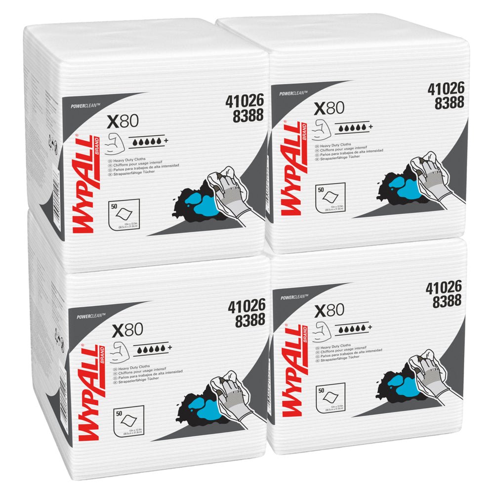 Τέσσερις σακούλες WypAll® X80 PowerClean τετράδιπλα διπλωμένα λευκά από την Kimberly-Clark GmbH (4 x 50 πανιά, κουτί) στοιβάζονται σε δύο σειρές. Κάθε συσκευασία είναι ετικεταρισμένη με πληροφορίες προϊόντος - ιδανική για βιομηχανικό καθαρισμό.