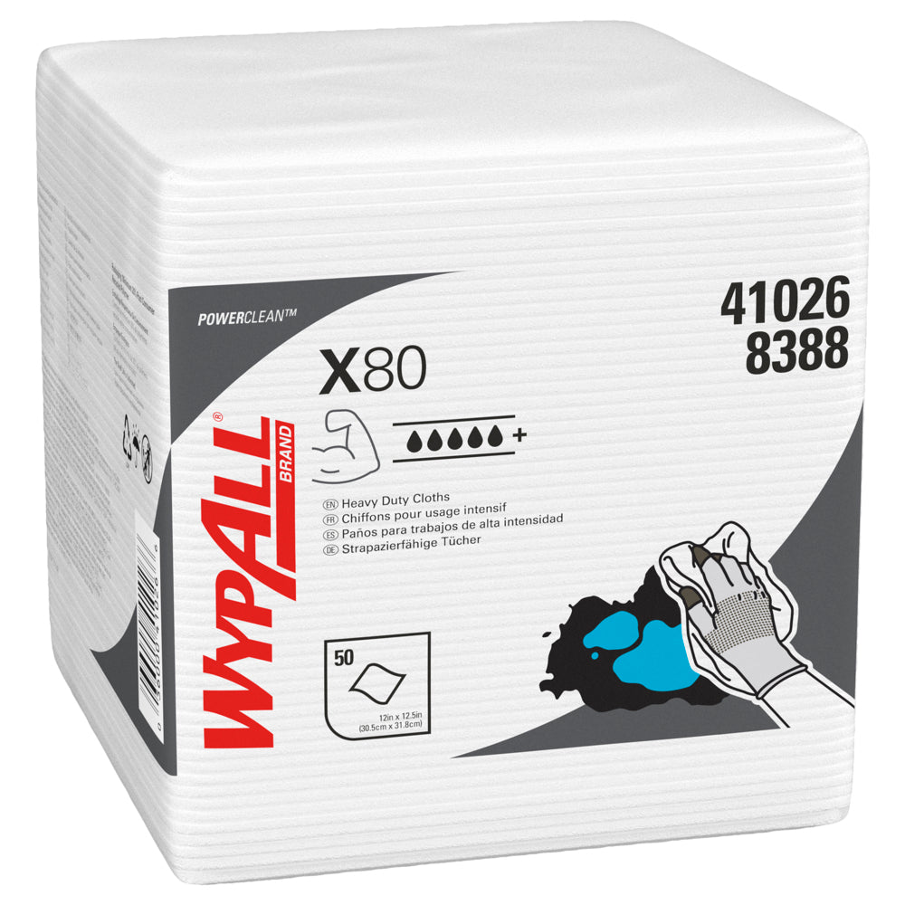 Μια στοίβα από λευκά καθαριστικά πανιά WypAll® X80 PowerClean, τετράδιπλα διπλωμένα σε ορθογώνιες συσκευασίες (4x50 φύλλα), με ετικέτα με το branding της Kimberly-Clark GmbH. Ιδανικό για απαιτητικό βιομηχανικό καθαρισμό. Κάθε κουτί περιέχει 4 σακούλες με 50 πανιά.