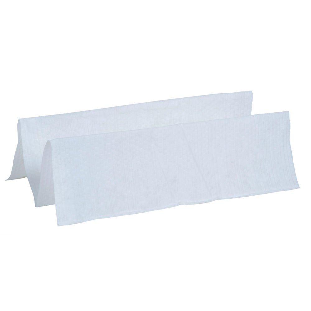 Μια στοίβα από καθαριστικά πανιά WypAll® X80 PowerClean της Kimberly-Clark GmbH, λευκά, τετράδιπλα (4 σακούλες x 50 πανιά), μπροστά από λευκό φόντο - ιδανικά για απαιτητικό βιομηχανικό καθαρισμό.