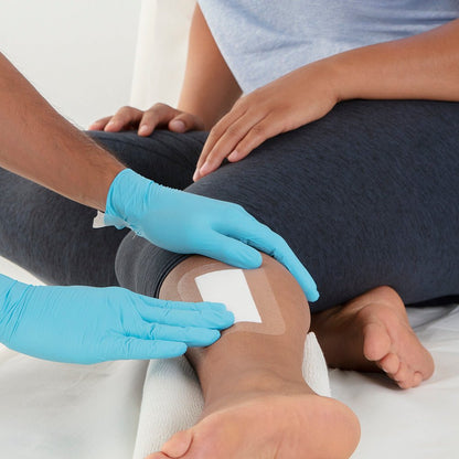 Leukomed T plus, αποστειρωμένος διαφανής επίδεσμος με επίδεσμο πληγής – σε χρήση