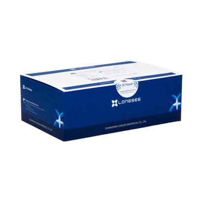 Μια μπλε-λευκή συσκευασία Longsee 2019-nCoV Ag Schnelltest 25 τεμαχίων σε λευκό φόντο, με ετικέτες και ένα αυτοκόλλητο «QC Passed», που δείχνει την έγκριση ποιοτικού ελέγχου, με την ένδειξη πιστοποίησης CE.